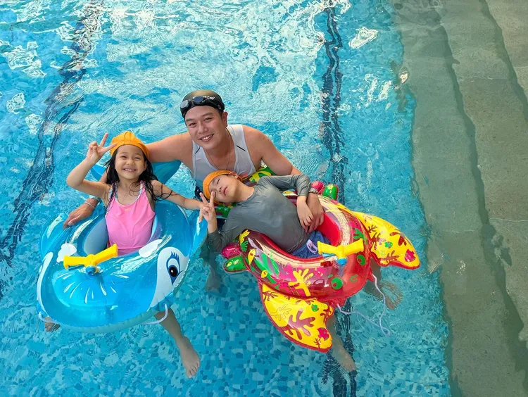 02李易與女兒、兒子。翻攝至李易LEE YI粉絲團