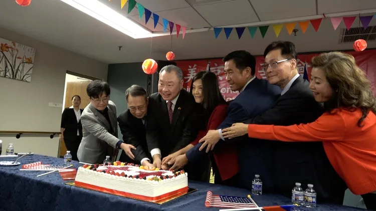 華府最大僑社美京中華會館6日慶祝國慶，駐美代表俞大㵢（左3）、副代表楊懿珊（左1）、國民黨駐美代表秦日新（右2）同切蛋糕。中央社