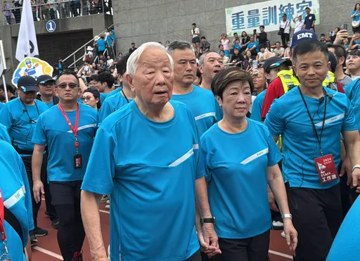 台積電運動會|張忠謀夫婦進場! 全場員工大喊「我愛你」