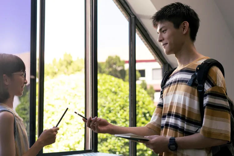 邱以太(右)在《夜校女生》飾演資優生，和陳姸霏(左)上演青春曖昧戀曲。興揚電影提供