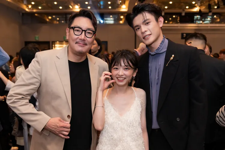 韓國影帝趙震雄(左起)在釜山影展的台灣之夜上，和陳姸霏、邱以太相見歡。興揚電影提供