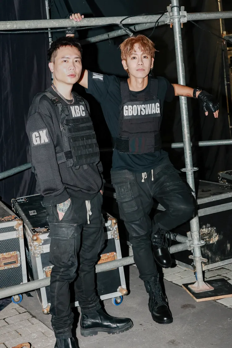 鼓鼓（左）與蕭秉治應景萬聖節變裝，巧扮電影《絕地戰警》的警探哥倆好。圖／相信音樂提供