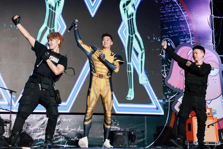 王齊麟（中）與GX合作夯歌《射手》，讓台下粉絲又驚又喜。圖／相信音樂提供