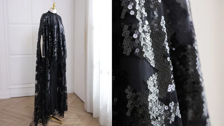 江蕙今晚演出身著的黑牡丹斗篷褲裝，由設計師林莉打造。品牌提供