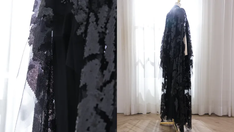 江蕙今晚演出身著的黑牡丹斗篷褲裝，由設計師林莉打造。品牌提供