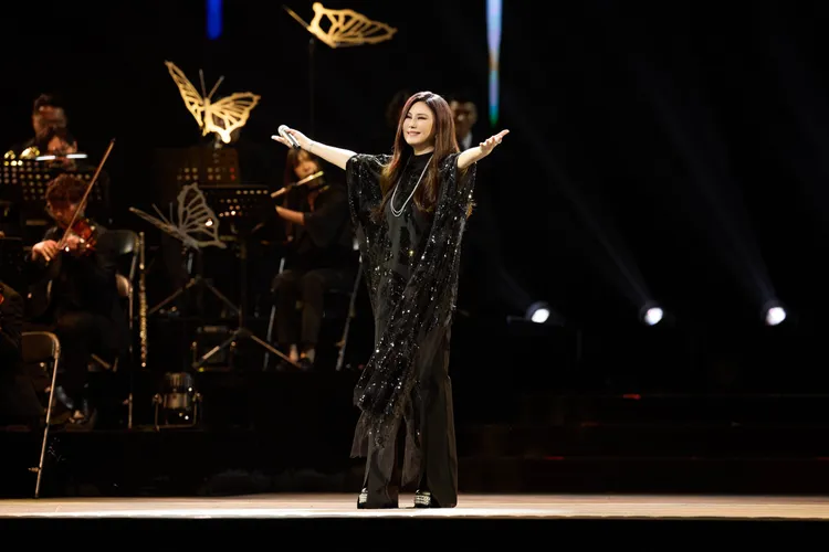 江蕙今晚登上國慶晚會獻唱，穿上設計師好友林莉為她打造的黑牡丹斗篷褲裝。臺北市政府觀光傳播局提供