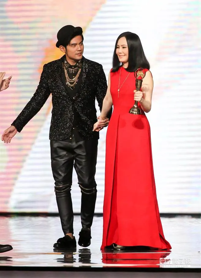 江蕙（右）過往曾多次穿上設計師林莉打造的服裝。品牌提供