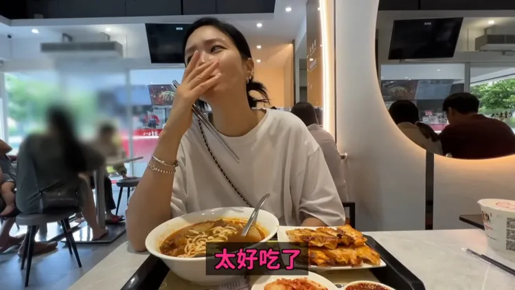 DenQ老婆英善對八方雲集麻辣牛肉麵，一吃就愛上。翻攝隨便吧DenQ的YT