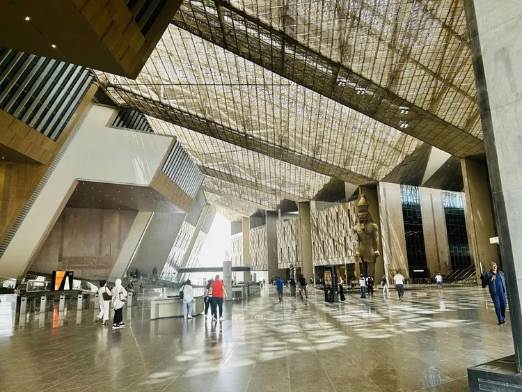 大埃及博物館利用高原和平原的60公尺高度差，創造出有層次感的階梯形建築物，屋頂高度朝金字塔方向漸減。 中央社