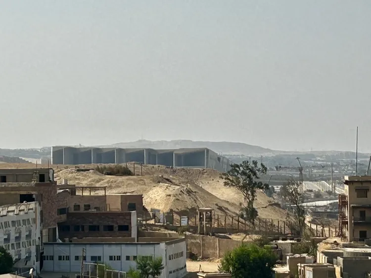 吉薩「大埃及博物館」佇立在舉世聞名的吉薩金字塔區旁，總面積50萬平方公尺，2023年2月完成建築，2024年10月16日將首度開放部分展廳試營運。 中央社