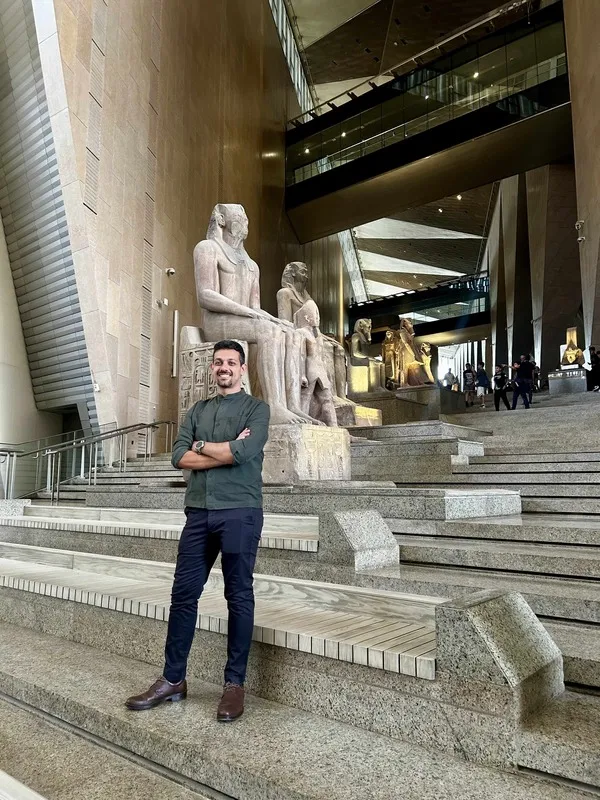 大埃及博物館高度約60公尺的大階梯區內，擺設一系列87尊獨特的彩色石灰石雕像，描繪古代王國政治家和文士。 中央社