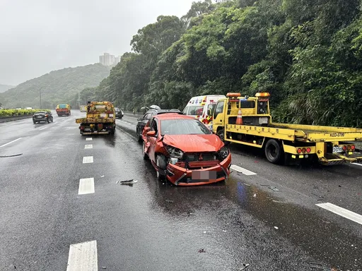 國1林口段9車連環撞 大貨車未保安全距離釀禍!2婦人受傷送醫