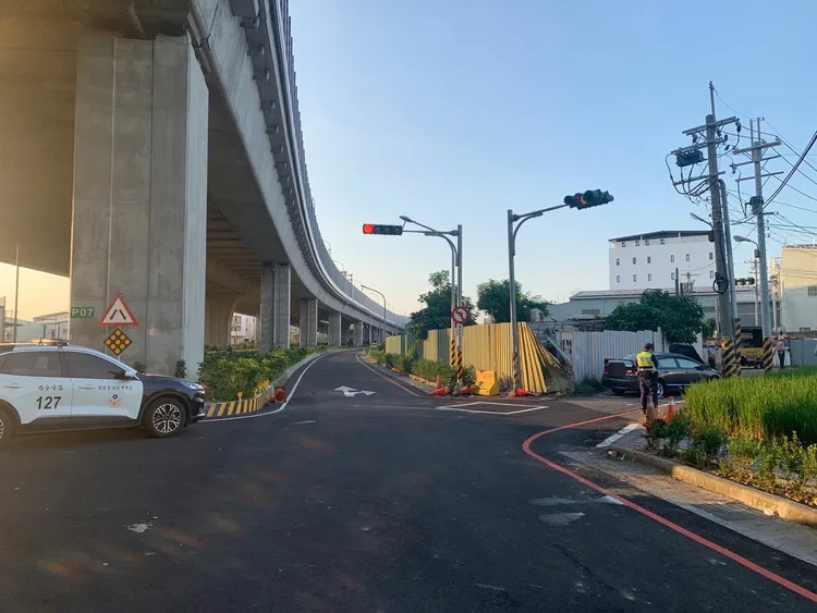 張男原本行駛在環中東路上，不明原因失控衝進巷子撞擊電桿。民眾提供