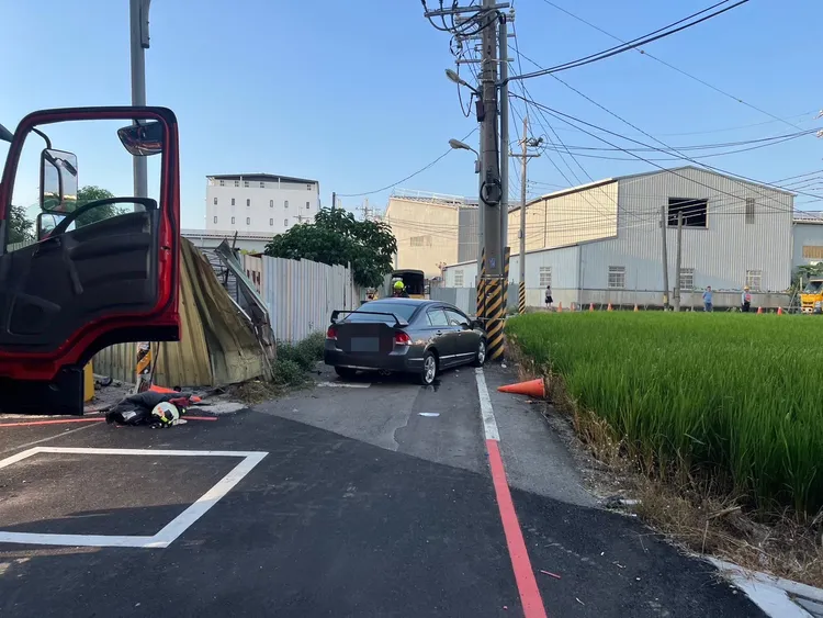 21歲張姓男子駕車行經台中市大里區西湖路巷道時，自撞電線桿，送醫不治。民眾提供