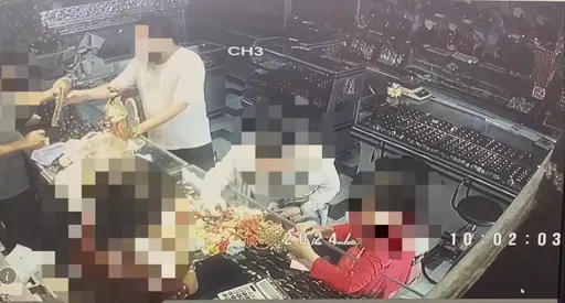 台南男相中20萬金項鍊 銀樓挑貨戴了就跑! 健力冠軍老闆抓住機車他慘摔被逮