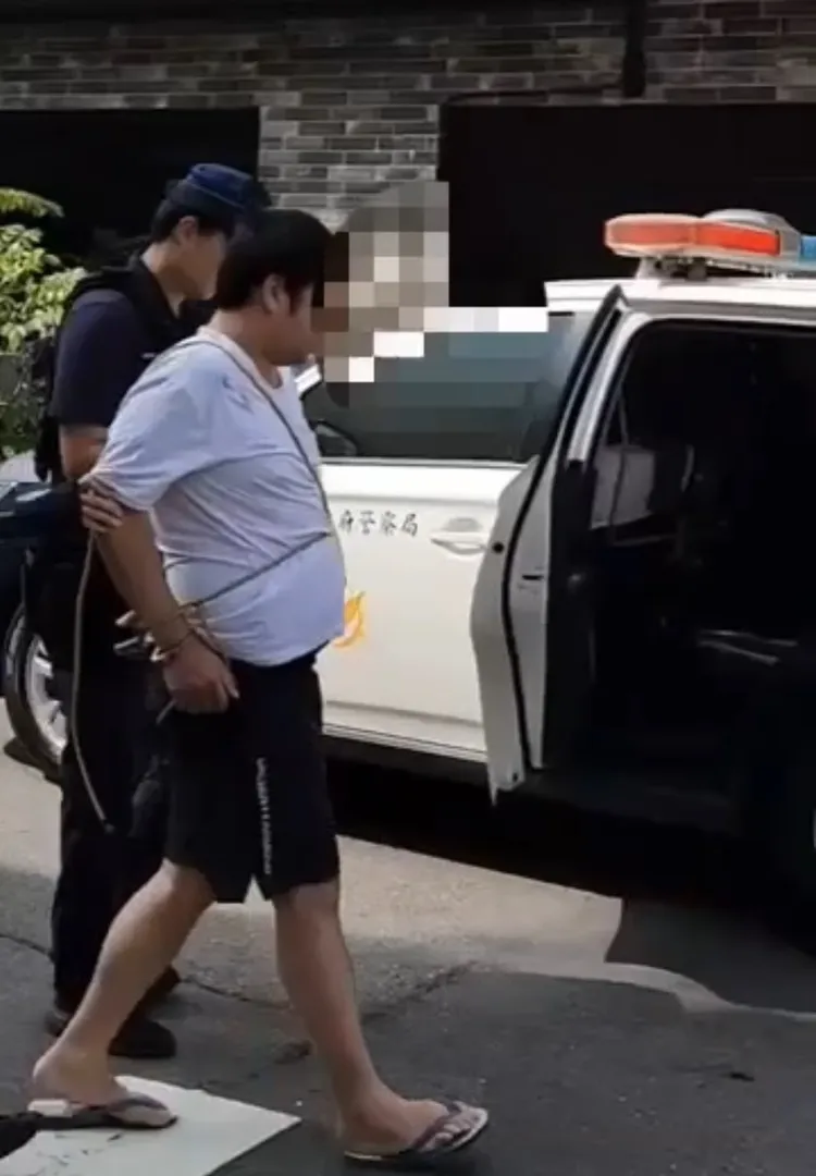 郭男跌個「狗吃屎」，被趕來的員警當場逮捕。民眾提供