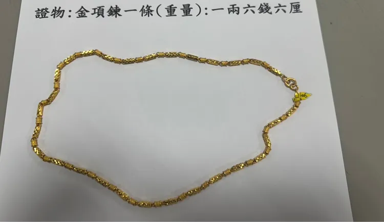 郭男試戴這條2兩重金項鍊，戴上脖子轉身就跑。民眾提供