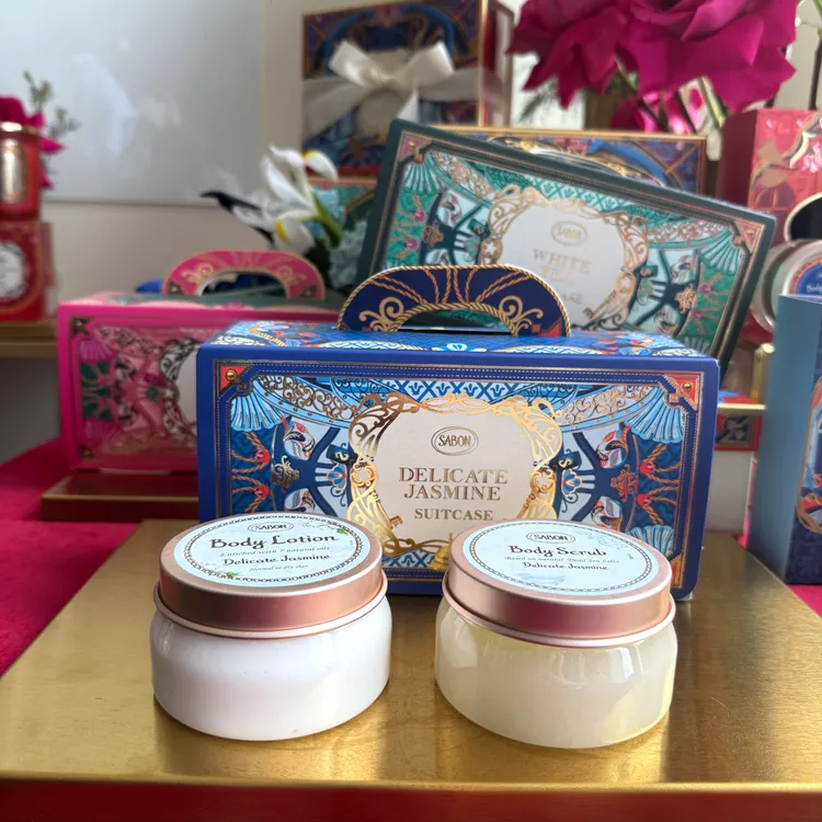 美好年代磨砂保養手提箱禮盒（白茶、茉莉花語、綠玫瑰），1880元。張家玲攝