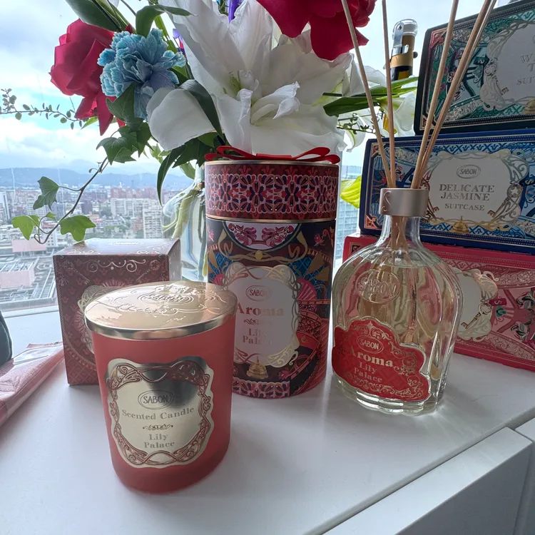 美好年代香氛蠟燭（左）180g／2380元、典藏擴香組（右）450ml／3380元。張家玲攝