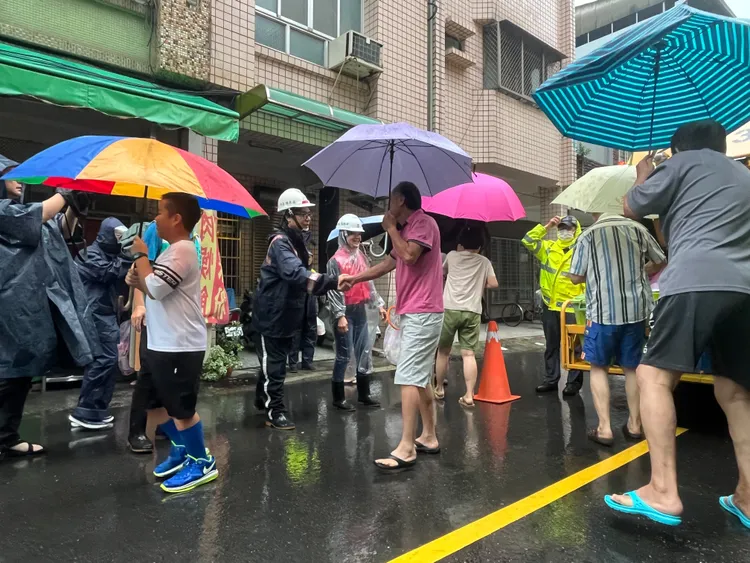 陳其邁市長巡市垃圾清運，並慰勞清潔隊員。市府提供