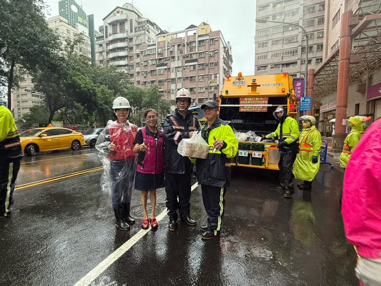 陳其邁市長巡市垃圾清運，並慰勞清潔隊員。市府提供