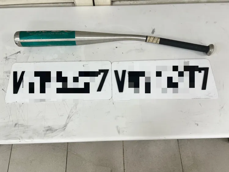警方查扣砸店用的球棒。翻攝畫面