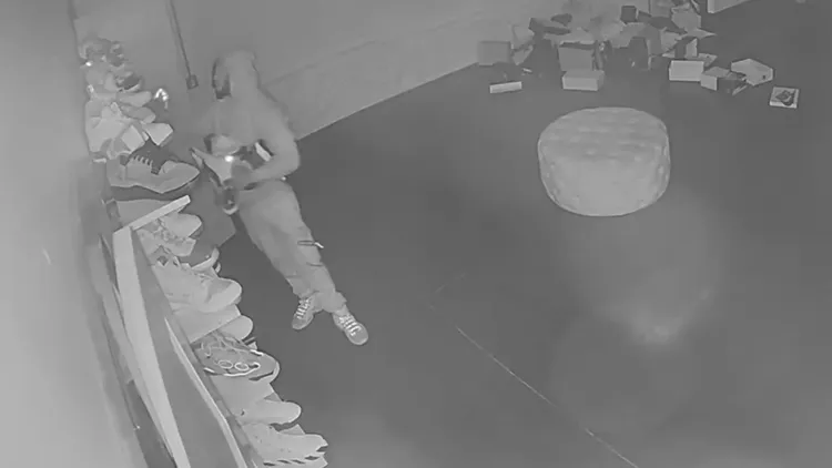 男子大喇喇地挑選鞋子。翻攝自《紐約郵報》