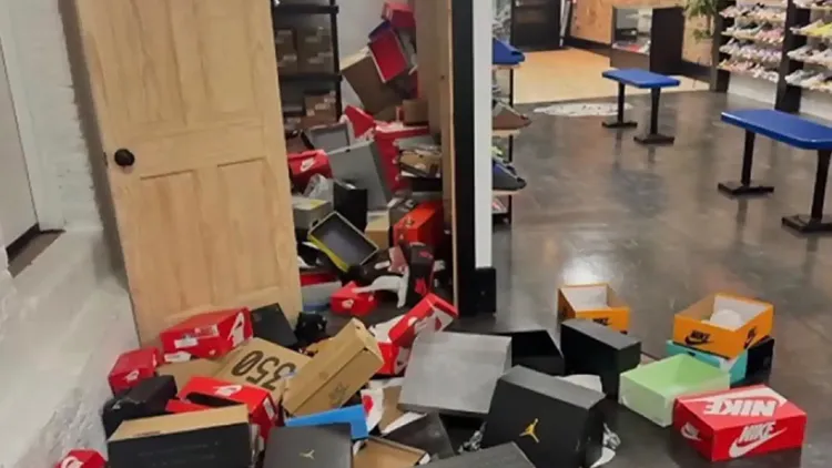 鞋店遭偷竊後模樣。翻攝自《紐約郵報》