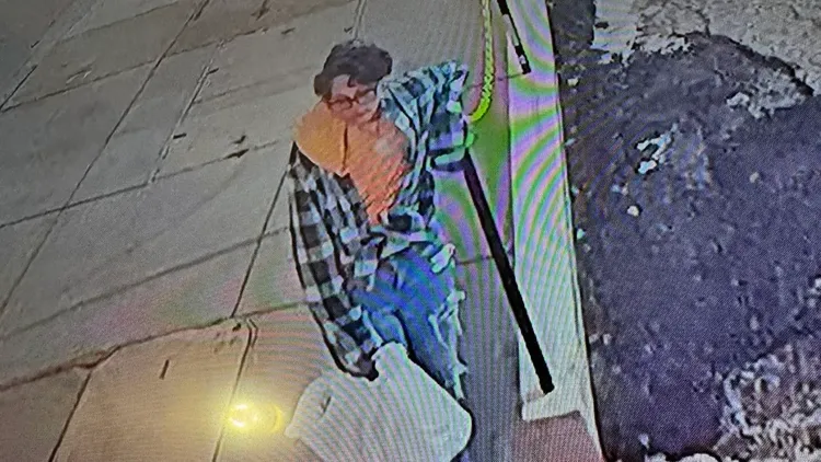 一名女子在店外把風。翻攝自《紐約郵報》