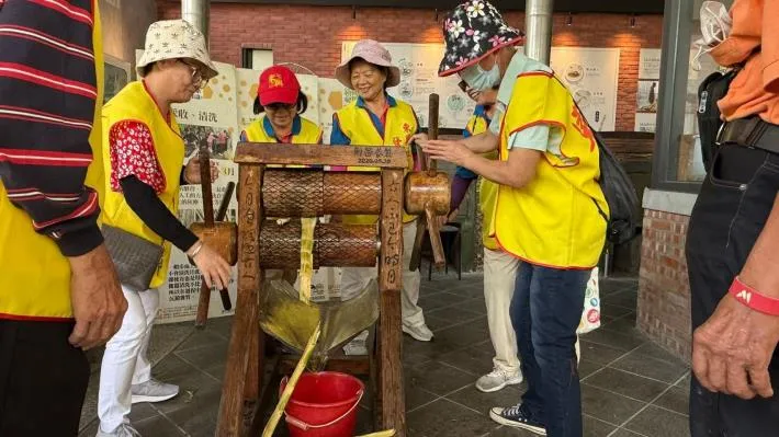關西東興社區的長輩前往寶山新城社區參訪寶山糖廠文化。新竹縣府提供