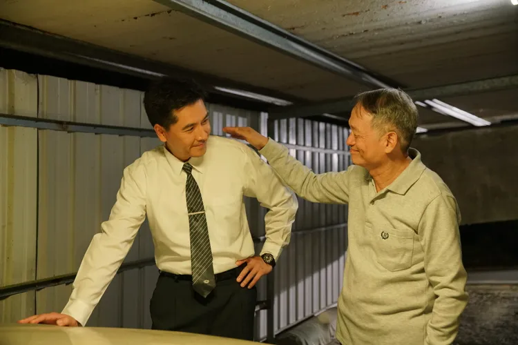 王傳一的客語請教飾演父親的林志儒（右）協助指導。大愛電視提供