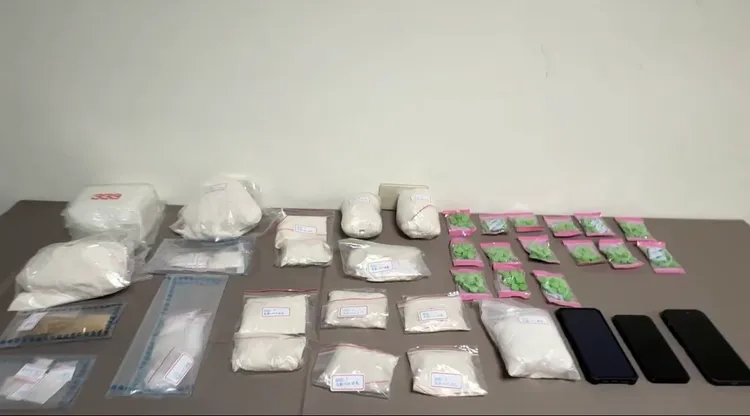 警方起獲海洛因354公克、安非他命1064公克，依托咪酯、異丙帕酯共4490公克，總市值高達1100多萬。翻攝畫面