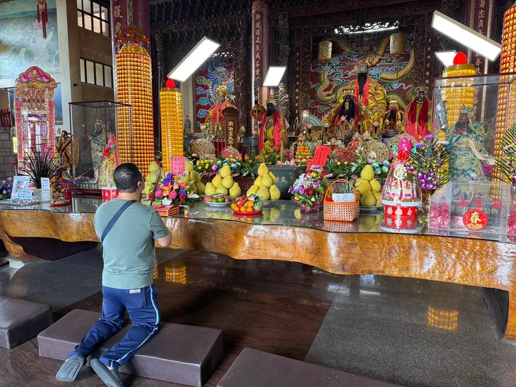 龍崎文衡殿主祀關聖帝君，吸引不少信眾前來參拜。莊曜聰攝