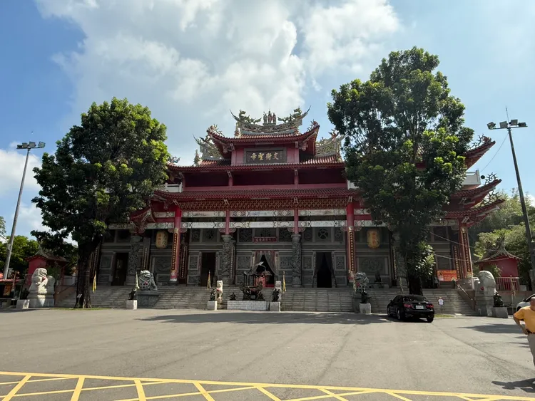 龍崎文衡殿是皇龍建設老董陳慶飛出資興建，已成為當地信仰中心。莊曜聰攝