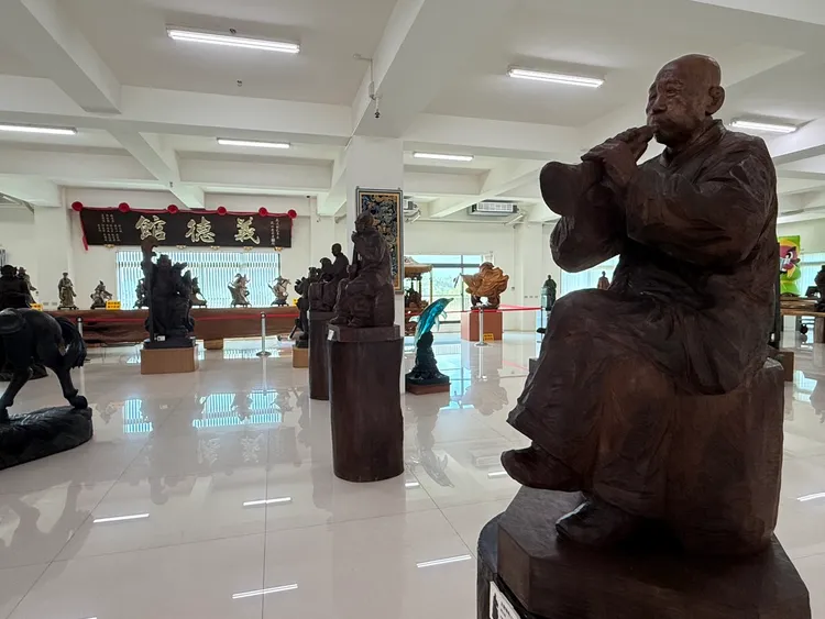 義德館內展示的雕塑、交趾燒分別來自大師陳正雄、林洸沂之手。莊曜聰攝