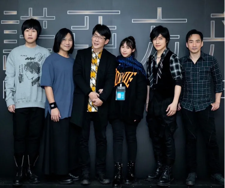 五月天冠佑（左三）的女兒小玫瑰（右三）經常跟著五月天跑巡演。翻攝小玫瑰IG