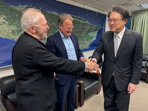 親手挺台決議精印本!林右昌接見友台歐洲議員