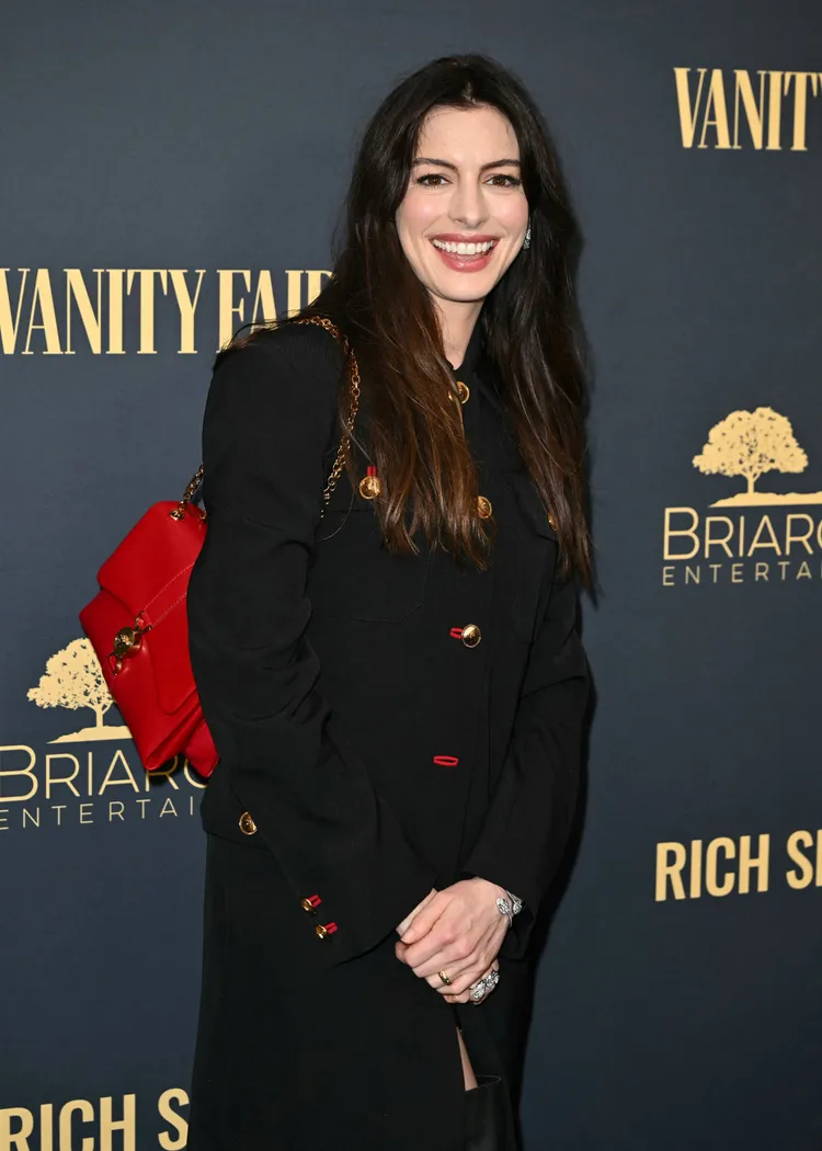 安海瑟威搭配VERSACE秋冬新款的紅色Kleio單肩包。品牌提供