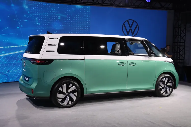 ID. Buzz Pro S長軸版的車身尺碼為4,962x1,985x1,927mm，超長底盤軸距達到3,239mm之譜。林浩昇攝