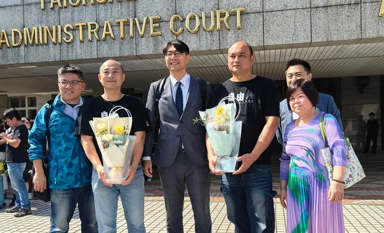 王淇政（左二）、洪世緯（左四）第三度獲判無罪。翻攝臉書