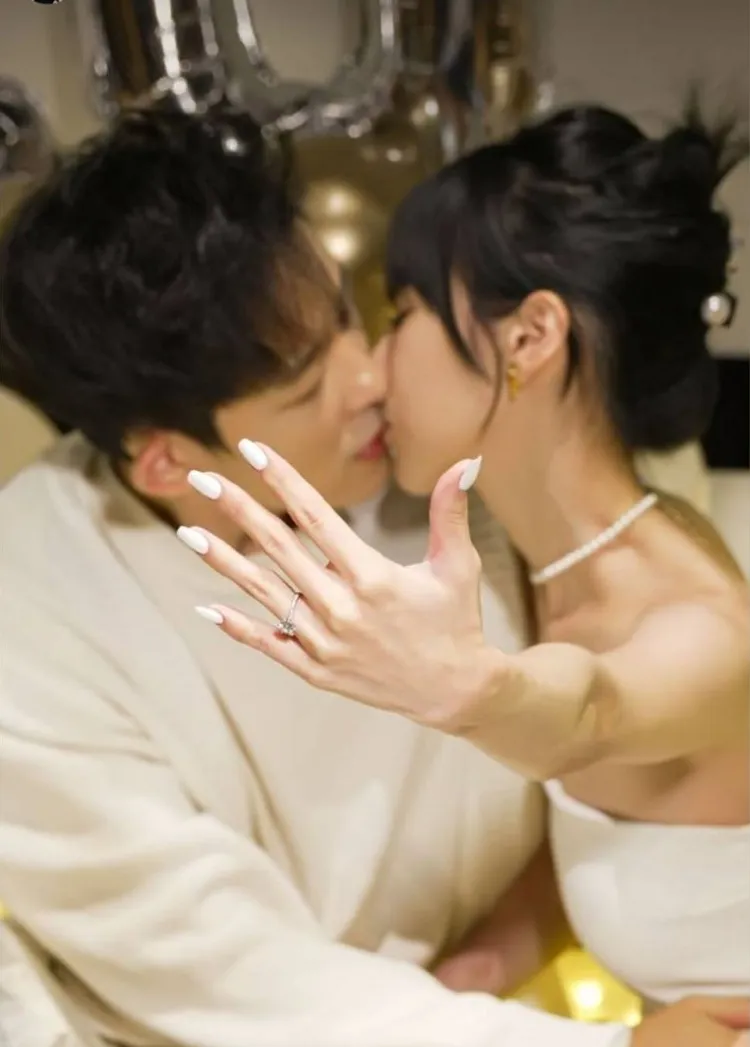 敖犬（左）和女友發發擁抱，她開心秀婚戒。翻攝敖犬IG