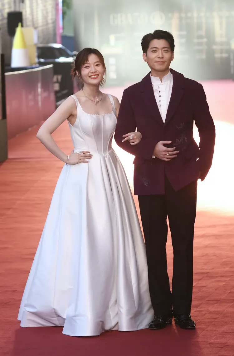 紅毯主持人楊小黎（左）和侯彥西。彭欣偉攝