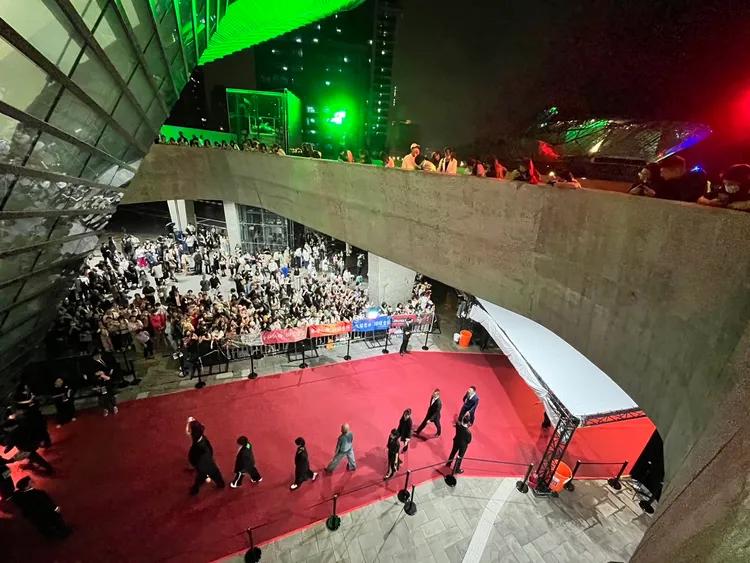 台北流行音樂中心現場追星陣仗熱鬧。莊宗達攝