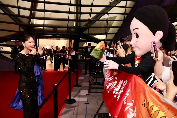 鍾瑶驚喜看到粉絲自製的巨型人偶。莊宗達攝