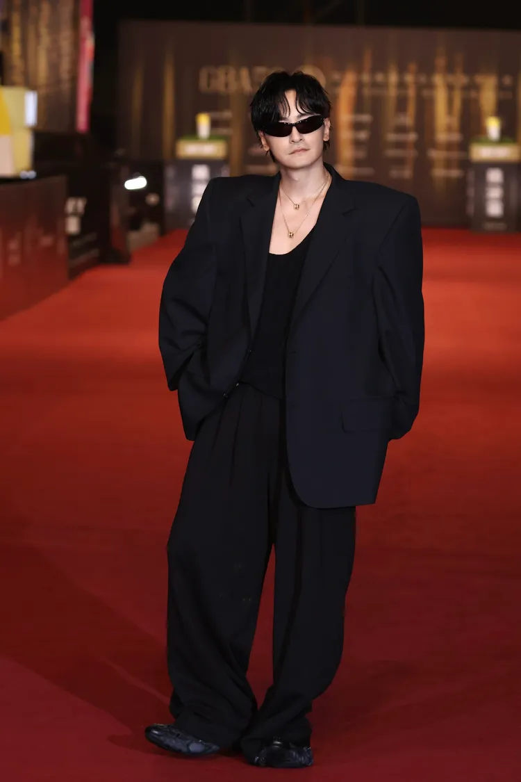 鄭元暢西裝造型誇張。彭欣偉攝