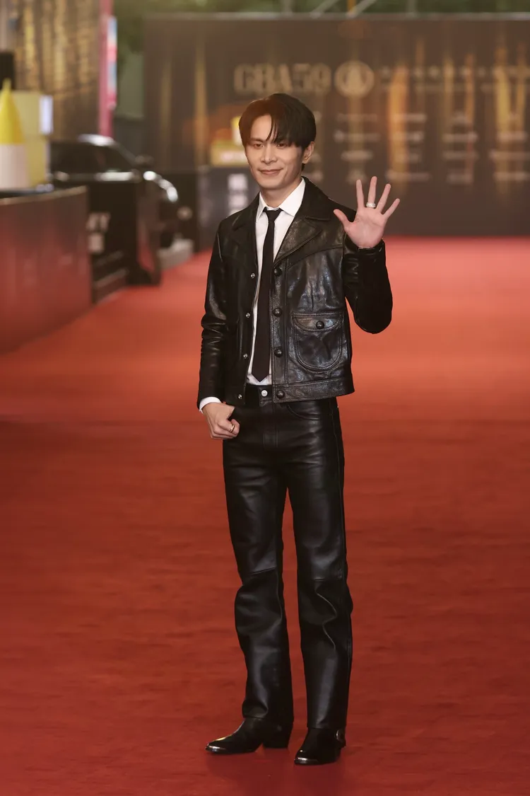 典禮主持人姚淳耀穿皮衣登場。彭欣偉攝