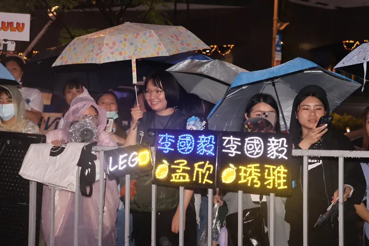 粉絲在雨中追星。莊宗達攝