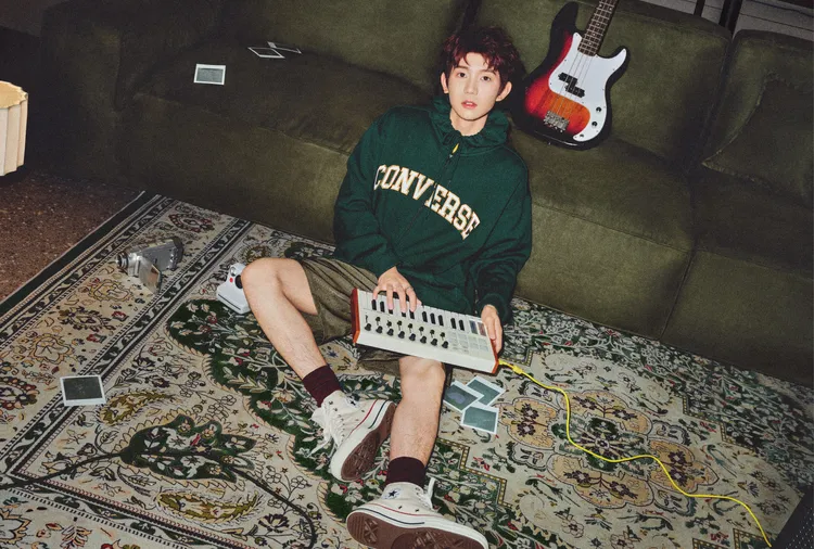 王源以休閒造型演繹CHUCK 70的潮流樣貌。品牌提供