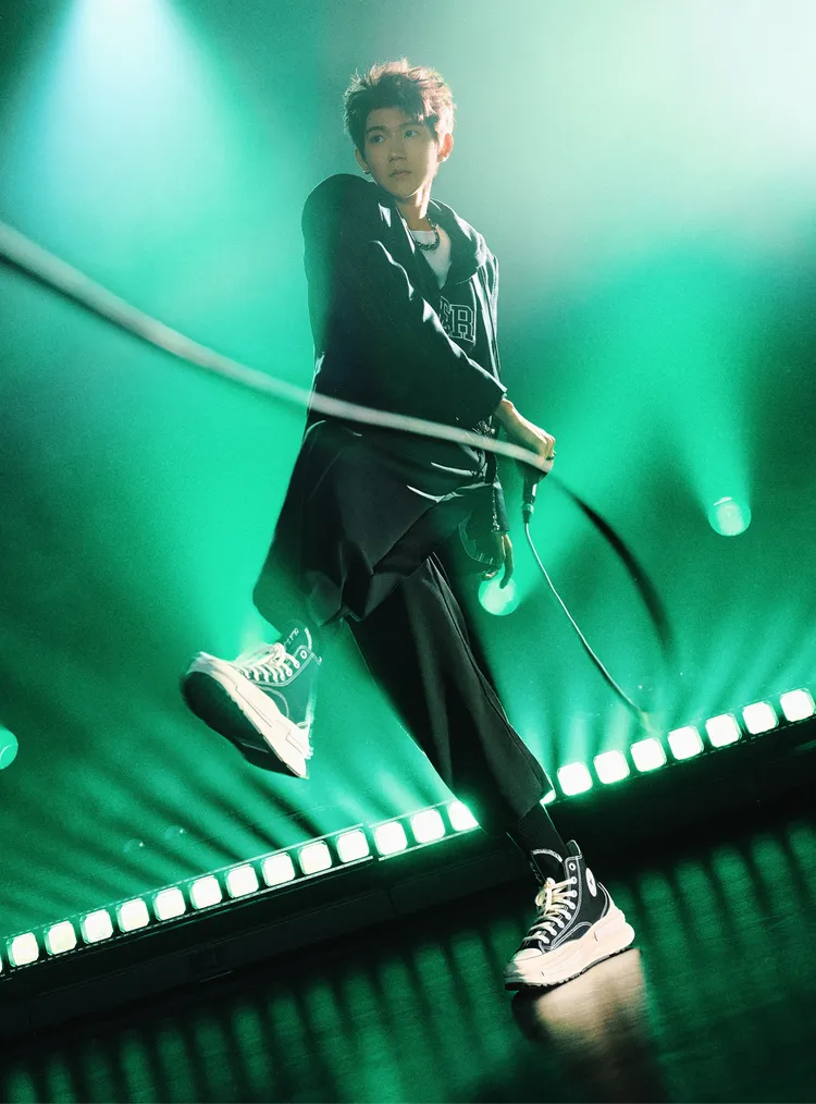 王源透過自信大膽的風格駕馭Run Star Legacy CX夾心厚底鞋。品牌提供