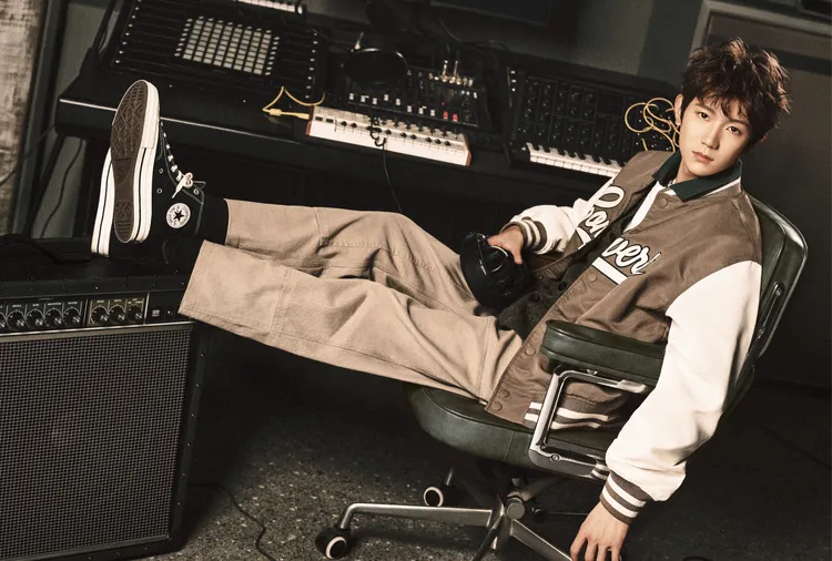 王源換上棒球外套搭配黑色款CHUCK 70。品牌提供